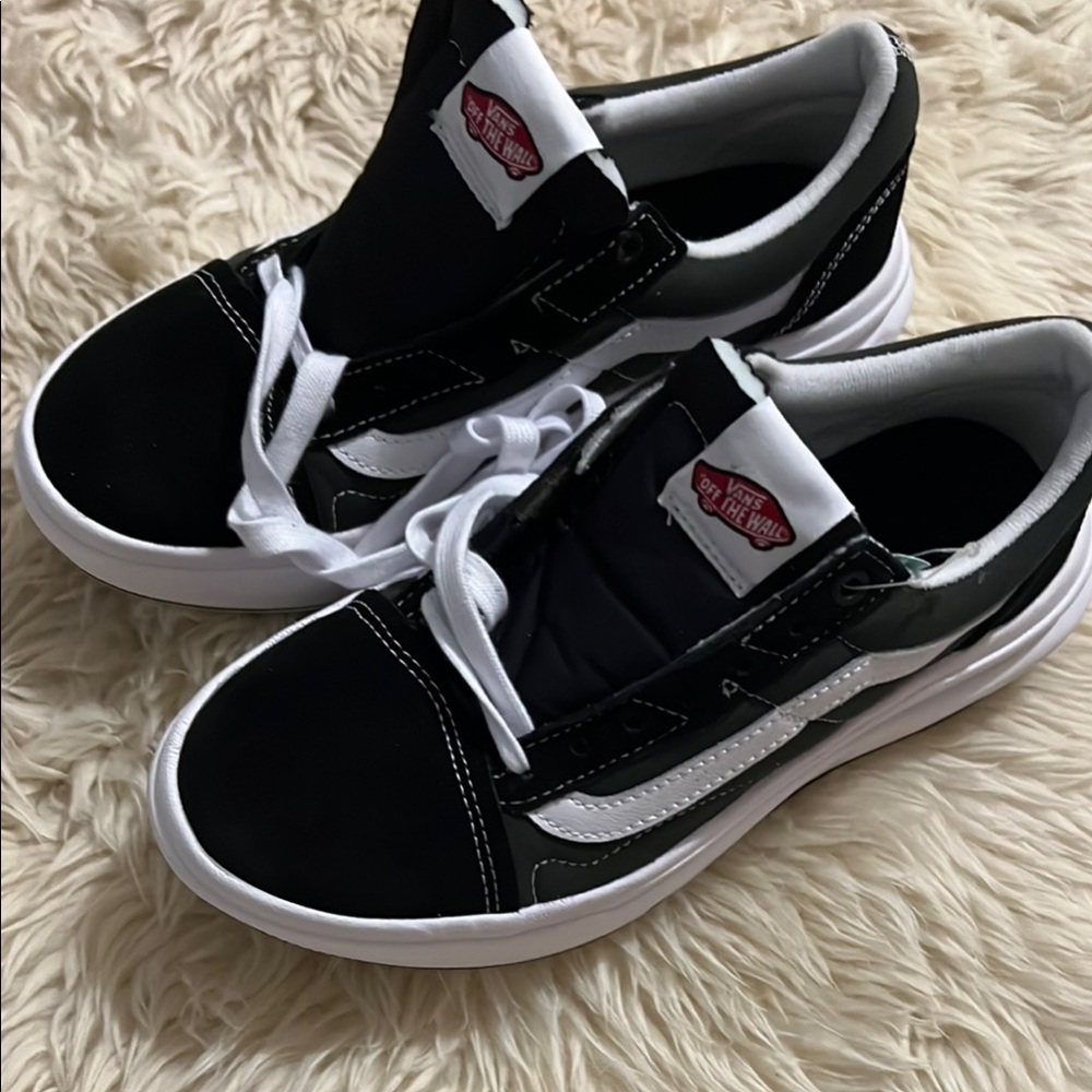 NWT Vans Black and White Old Skool Sneakers